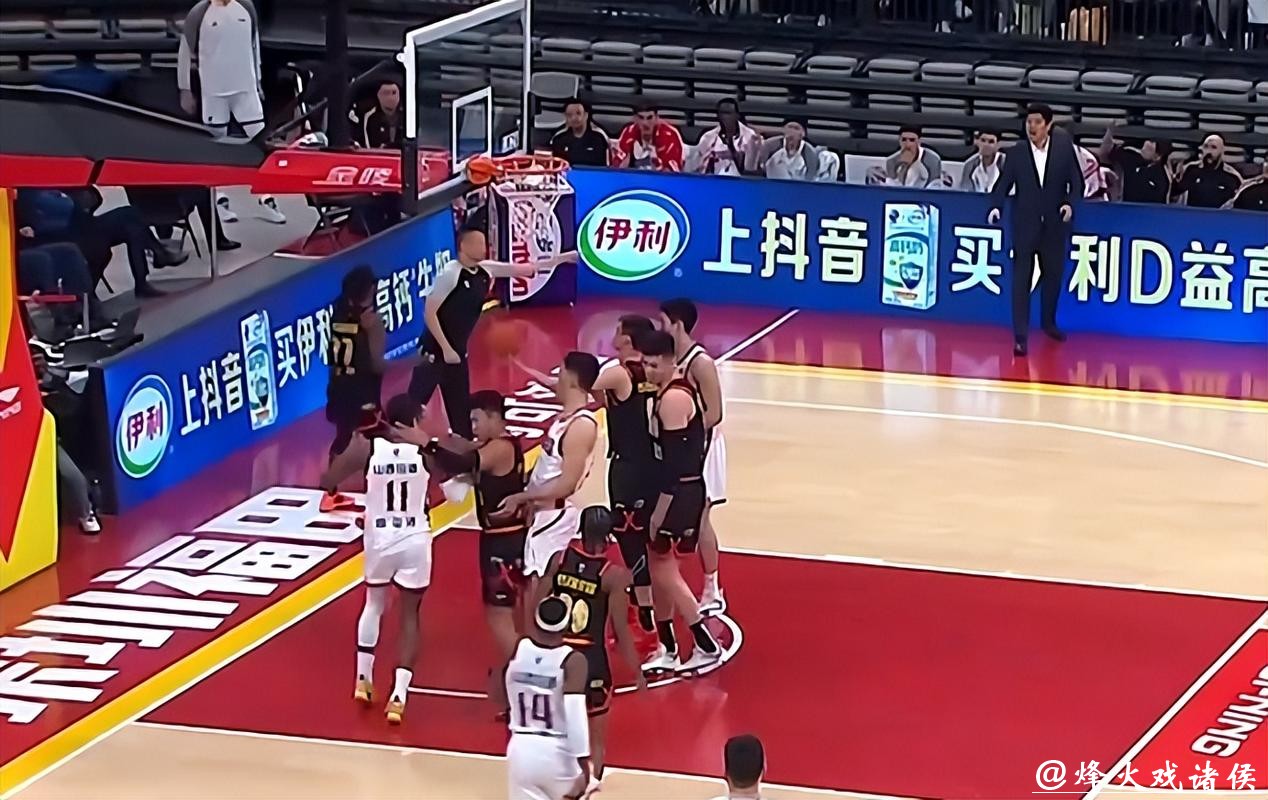 CBA再现奇葩！2米19中锋下黑脚激化矛盾，裁判8分钟狂吹8次技犯